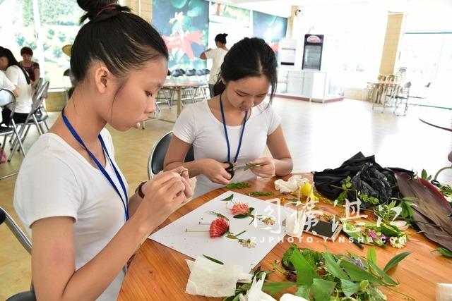 科普日：學生走進植物園科普教育基地開展拼圖活動