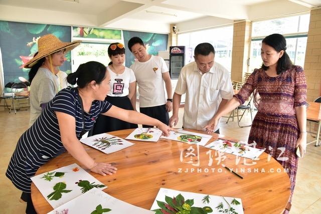 科普日：學生走進植物園科普教育基地開展拼圖活動