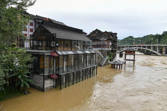 長江流域堤防長時間高水位浸泡，目前防汛工作的重點現(xiàn)在集中在哪里？