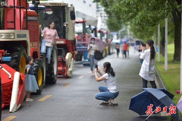 霸氣！華中農(nóng)業(yè)大學(xué)畢業(yè)生在校園內(nèi)開拖拉機(jī)巡游