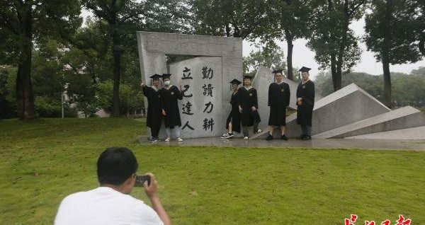 霸氣！武漢一高校畢業(yè)生在校園內開拖拉機巡游