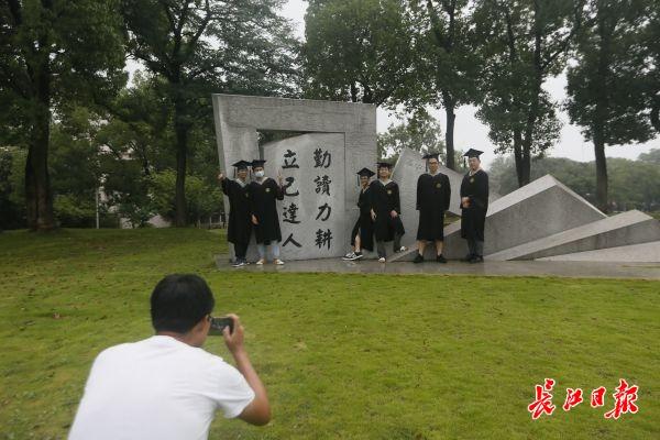 霸氣！華中農(nóng)業(yè)大學(xué)畢業(yè)生在校園內(nèi)開拖拉機(jī)巡游