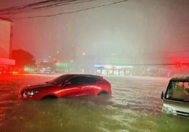 河南多地再發(fā)暴雨紅色預警，新鄉(xiāng)降水超鄭州紀錄！院士緊急提醒：雨災后需防大疫