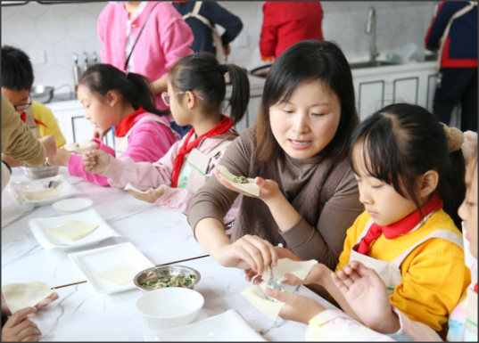 勞動課：在泥土里學(xué)會耕耘，在煙火氣中體味生活，在指尖上撥開大千世界